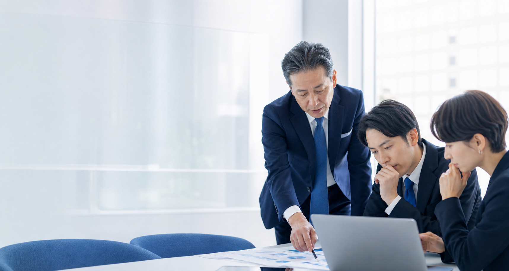 営業組織の数値を分析する経営者と営業チーム